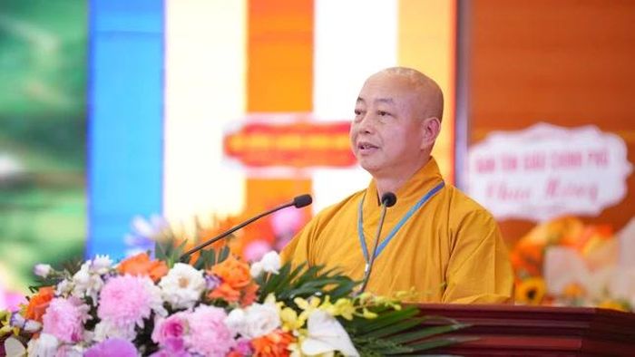 Hòa thượng Thích Thanh Huân trình danh sách nhân sự
