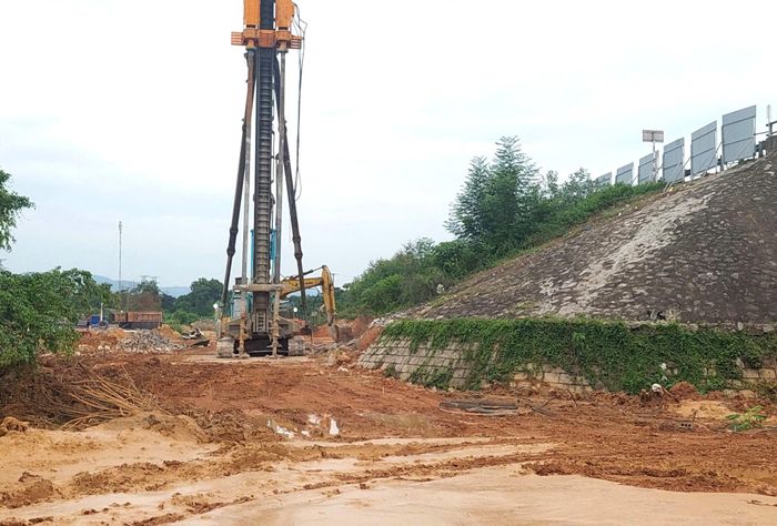 Các hạng mục xử lý nền đất yếu, nhà thầu áp dụng công nghệ cọc xi măng đất (Deep Soil Mixing - DSM) giúp tăng khả năng chịu tải, giảm độ lún và nâng cao ổn định nền đường.