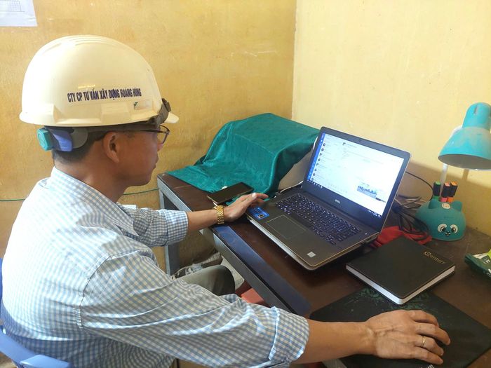 Ông Nguyễn Văn Xuân trao đổi nội bộ, chia sẻ hồ sơ, bản vẽ, chỉ đạo kỹ thuật giữa chủ đầu tư, tư vấn giám sát và các tổ đội thi công thông qua nhóm Zalo.
