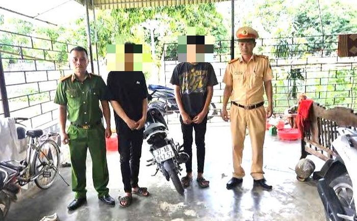 Các thiếu niên bị cơ quan công an mời lên làm việc (Ảnh CSGT N.A)
