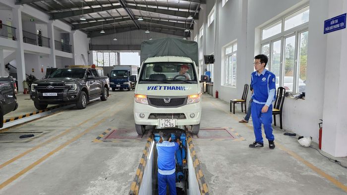 Đặc biệt, Thông tư cho phép kiểm định bên ngoài cơ sở đăng kiểm trong các trường hợp cần thiết và phối hợp đăng tải dữ liệu để từ chối đăng kiểm đối với các phương tiện vi phạm giao thông (chưa nộp phạt) hoặc trễ hạn triệu hồi lỗi từ nhà sản xuất.