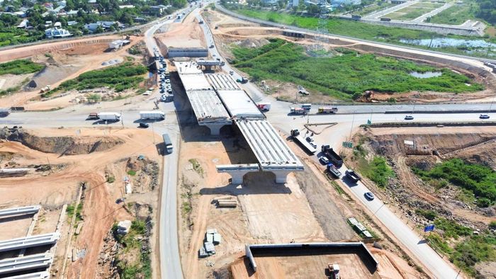 Phần cầu vượt QL14B dần hình thành. Phần hạ bộ của cầu vượt đã hoàn thành 100%; đối với phần thượng bộ, công tác đúc dầm cầu đôi đạt khoảng 50%.