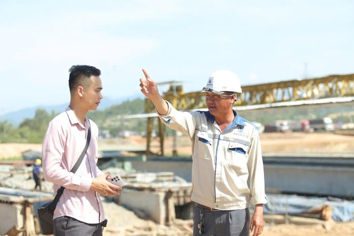 "Chỉ cần có đủ nguồn vật liệu thì công trường hoàn toàn có thể chủ động tiến độ. Tuy nhiên, trong khoảng 10 ngày qua, lượng vật liệu được cung cấp rất hạn chế, ảnh hưởng trực tiếp đến tiến độ thi công các hạng mục đường”, ông Tân nói.