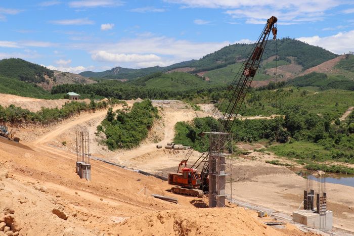 Trong khi đó, tại dự án thành phần số 2 hồ Mò Ó được triển khai vào đầu tháng 1/2026. Công trình có quy mô sử dụng đất 41,8ha; trong đó phạm vi giải phóng trong lòng hồ khoảng 36,7ha và có 28 hộ dân bị ảnh hưởng bởi dự án.