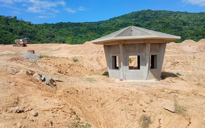 Hồ chứa nước Cha Mai sử dụng khoảng 250.000m3 đất đắp, hiện đơn vị thi công đã sử dụng 220.000m3 đất để thi công.