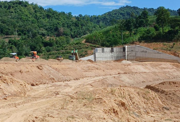 Ông Đỗ Đình Vũ, Phó chỉ huy trưởng thi công công trình cho biết, đơn vị đang nỗ lực đẩy nhanh tiến độ để đúng mốc thời gian định ra trước mùa mưa lũ sẽ đưa vào sử dụng và đến hết tháng 12/2026 sẽ bàn giao cho chủ đầu tư. Hiện hồ Cha Mai đã dẫn dòng qua cống, đang tiếp tục thi công tháp cống theo tiến độ đắp đập.