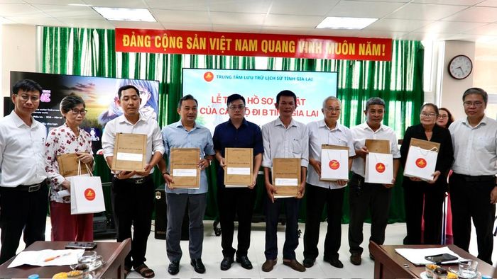 Ban tổ chức trao hồ sơ, kỷ vật cho thân nhân cán bộ "đi B".