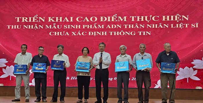 Phó chủ tịch UBND tỉnh Khánh Hòa Trần Hòa Nam trao quà cho thân nhân liệt sĩ tại buổi lễ.