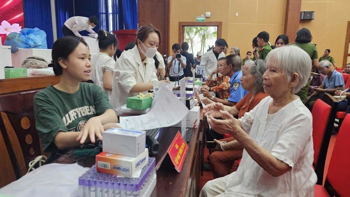 Thân nhân liệt sĩ thực hiện quy trình xác thực danh tính trước khi được lấy mẫu ADN.