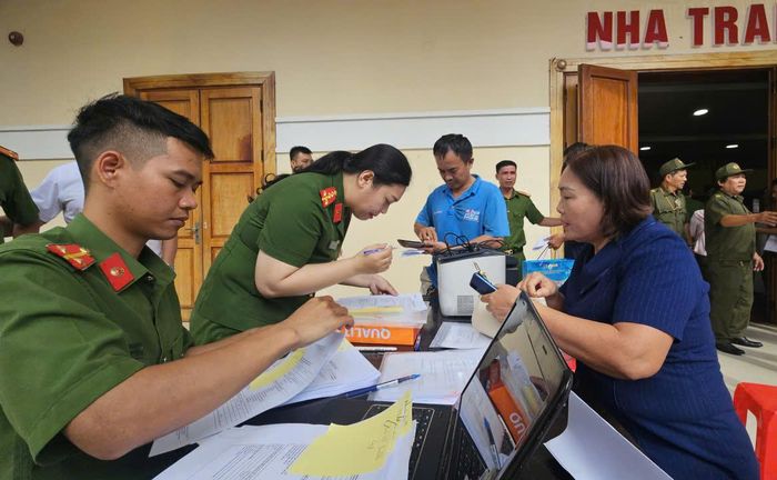Công an tỉnh Khánh Hòa làm các bước để thân nhân liệt sĩ được lấy mẫu ADN.