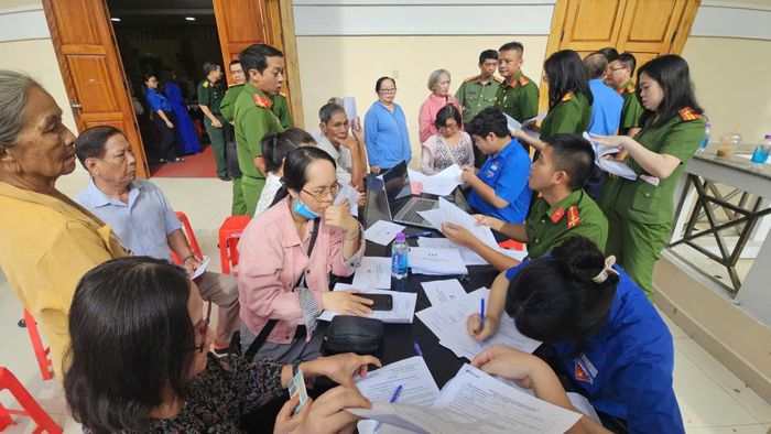 Thân nhân liệt sĩ làm thủ tục lấy mẫu ADN.