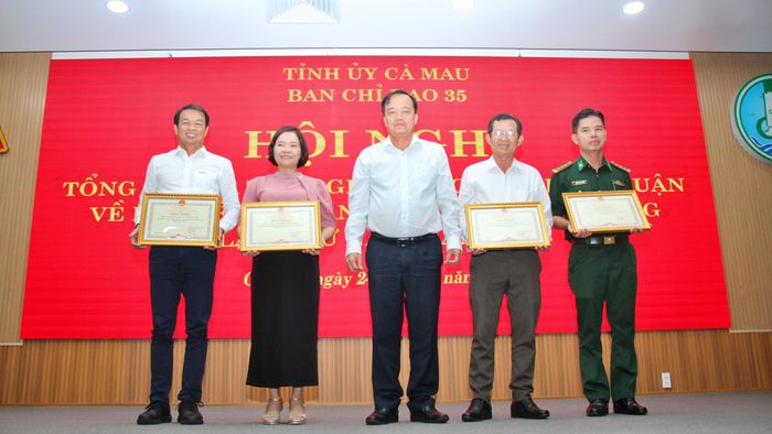 Ông Huỳnh Quốc Việt, Phó bí thư Thường trực Tỉnh ủy Cà Mau trao Bằng khen cho 4 tập thể xuất sắc.
