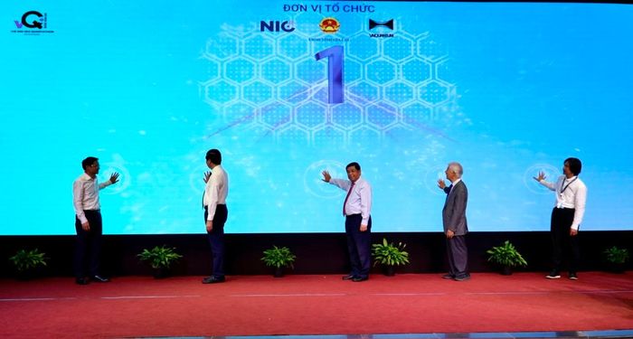 Các đại biểu thực hiện nghi thức khai mạc cuộc thi Hackathon Quốc tế về tính toán lượng tử 2026
