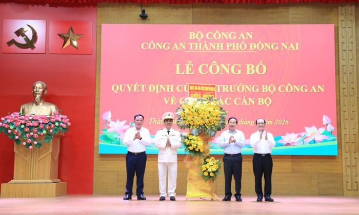 Lãnh đạo TP Đồng Nai tặng hoa chúc mừng cho Tân Phó Giám đốc Công an TP Đồng Nai.