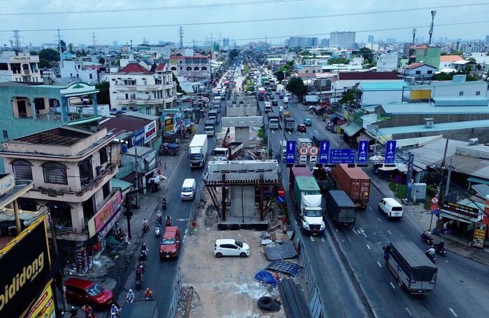 Về khó khăn, theo nhà thầu, dự án nút giao Ngã tư Đình được triển khai ngay trên Quốc lộ 1 - một trong những tuyến giao thông có lưu lượng phương tiện lớn nhất TP.HCM; mặt bằng thi công chỉ rộng khoảng 6-11m (tùy từng giai đoạn), nên việc bố trí đồng thời nhiều mũi thi công gặp rất nhiều bất lợi.