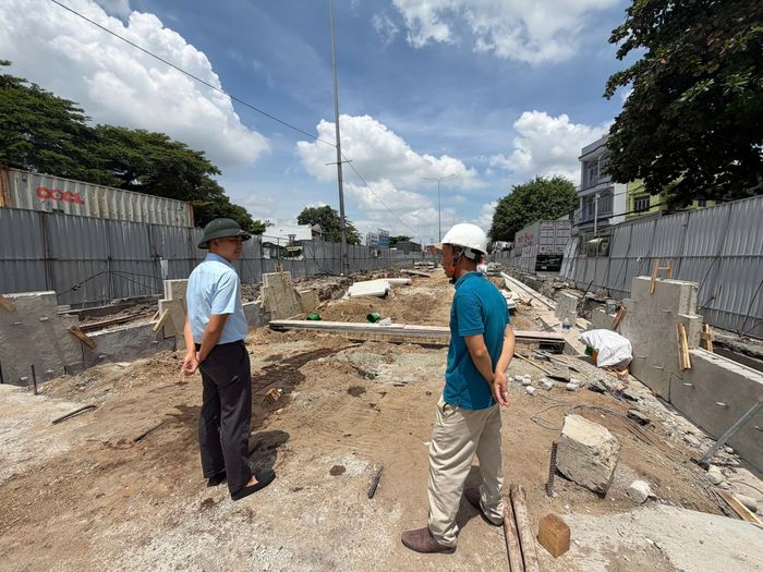Ngoài điều kiện thi công phức tạp, biến động giá vật liệu xây dựng cũng tạo thêm áp lực cho nhà thầu. Giá cát, đá, xi măng, nhiên liệu cùng chi phí nhân công, vận chuyển và ca máy liên tục tăng khiến đơn vị nhiều lần phải thương thảo điều chỉnh đơn giá với nhà cung cấp và các nhà thầu phụ trước khi triển khai các hạng mục tiếp theo.