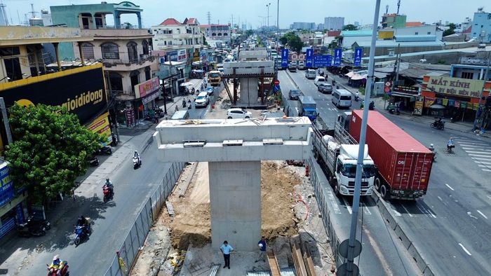 Theo đại diện nhà thầu, đến nay, nhiều hạng mục chính của giai đoạn 1 đã đạt kết quả tích cực. Ở phần cầu, toàn bộ 30 cọc khoan nhồi đã hoàn thành; kết cấu phần dưới với 7/7 mố, trụ cũng đã hoàn tất. Công tác đúc dầm hoàn thành 24/24 phiến và bản mặt cầu đã thi công được 2/5 nhịp.