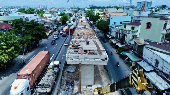 Đối với phần đường, hạng mục cọc ép đã hoàn thành; các tấm panel tường chắn có cốt ((TCCC)) được đúc xong; hạng mục lắp đặt TCCC đang được triển khai, đạt khoảng 15% khối lượng; công tác đắp đường đầu cầu chuẩn bị được triển khai. Hiện các mũi thi công đang tập trung lao lắp những phiến dầm còn lại, hoàn thiện kết cấu phần trên, thi công TCCC và triển khai đường đầu cầu.