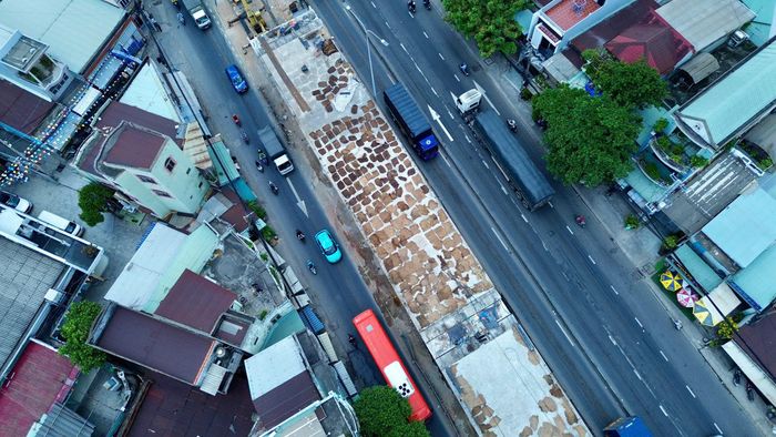 Theo đại diện nhà thầu, giá trị thực hiện toàn dự án hiện đạt khoảng 30% tổng khối lượng, tương đương khoảng 55% khối lượng giai đoạn 1. Dự án khởi công ngày 19/8/2025 và theo hợp đồng sẽ hoàn thành vào 26/11/2026. Riêng giai đoạn 1, công trường phải tạm dừng từ 10/2 đến 24/2/2026 để hoàn trả mặt bằng phục vụ lưu thông dịp Tết Nguyên đán. Do đó, tiến độ giai đoạn này được điều chỉnh, dự kiến hoàn thành vào 2/9/2026.