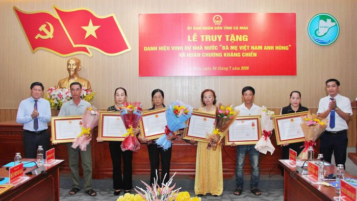 Ông Lê Văn Sử, Phó chủ tịch UBND tỉnh và ông Bùi Minh Hải, Phó chủ tịch Ủy ban MTTQ Việt Nam tỉnh Cà Mau trao Huân chương Kháng chiến cho thân nhân các liệt sĩ.