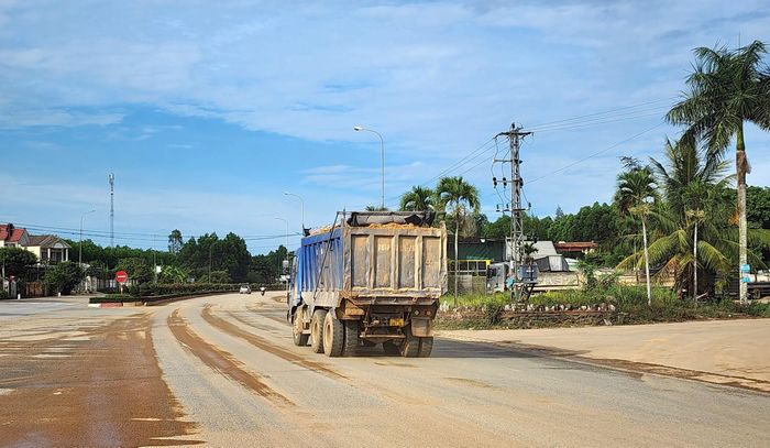 Đoạn tuyến QL24C qua địa phận xã Vạn Tường đọng nhiều đất mịn.
