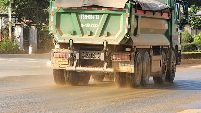 Theo Phòng CSGT Công an tỉnh Quảng Ngãi, đơn vị đã tăng cường kiểm tra, giám sát, xử lý phương tiện chở vật liệu làm rơi vãi gây ô nhiễm trên QL24C nhằm đảm bảo vệ sinh môi trường, đảm bảo ATGT cho người và phương tiện lưu thông trên tuyến.