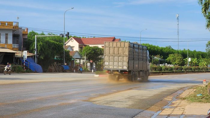 Đơn vị chức năng tăng cường tưới nước rửa đường, song do lượng bụi, đất quá lớn dẫn đến "đường khô thì bụi, đường ướt thì bùn".