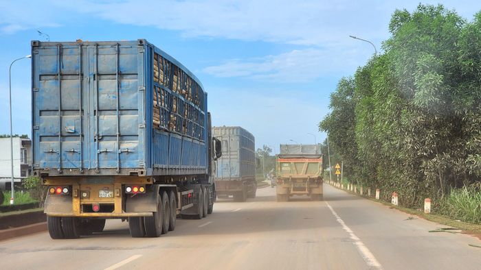 Thời tiết nắng nóng khiến đoạn tuyến QL24C dài khoảng 5km từ xã Đông Sơn đến xã Vạn Tường thường xuyên bụi bặm.