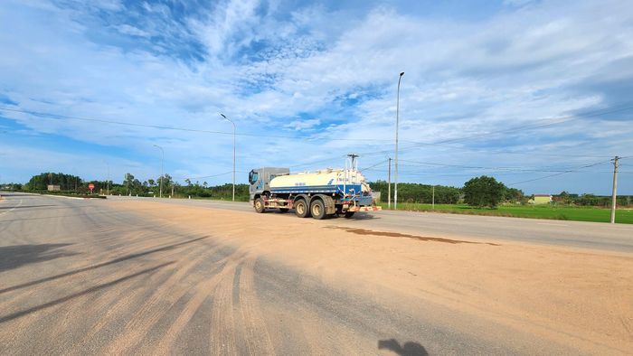 Ông Ung Đinh Hùng, Chủ tịch UBND xã Vạn Tường cho biết, địa phương đang phối hợp với ngành chức năng xử lý các phương tiện làm rơi vãi đất trên QL24C.