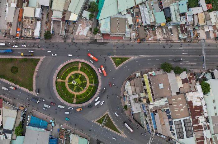 Theo quy hoạch, các nút giao chính trên tuyến sẽ được xây dựng cầu vượt, tổ chức giao cắt khác mức. Tốc độ thiết kế trên tuyến chính đạt 80 km/h, đường song hành hai bên 60 km/h.