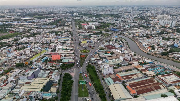 Dự án mở rộng quốc lộ 1 dài hơn 9,6km, từ nút giao Kinh Dương Vương đến ranh giới tỉnh Tây Ninh sẽ mở rộng mặt đường lên 60m với quy mô 10 - 12 làn xe. Đây là một trong bốn tuyến đường hiện hữu của TP.HCM được đầu tư theo hình thức BOT, với tổng mức đầu tư khoảng 16.270 tỷ đồng. Tuyến đi qua các phường Tân Tạo, An Lạc, Bình Đông và các xã Tân Nhựt, Bình Chánh.