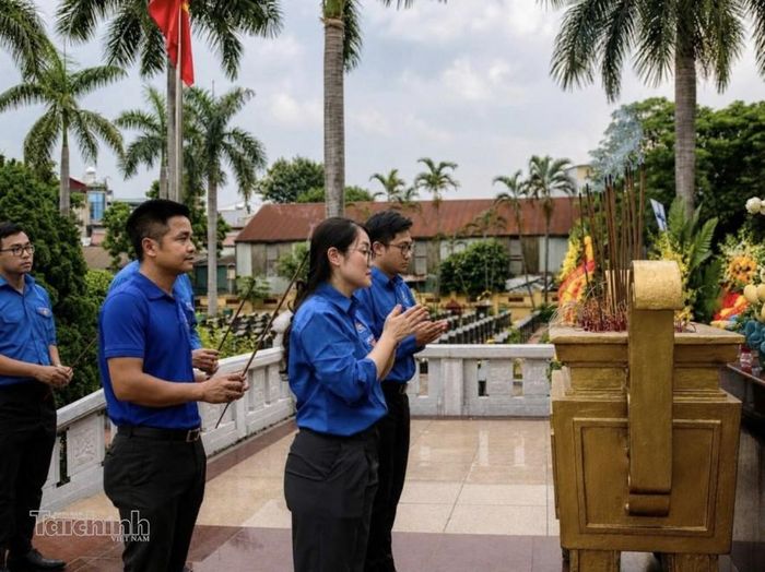 Đoàn viên thanh niên Bộ Tài chính dâng hương tưởng niệm các Anh hùng Liệt sĩ tại Nghĩa trang Liệt sĩ Ngọc Hồi (Hà Nội). Ảnh: Phương Linh.