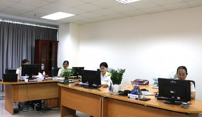 Công chức Thuế TP. Đà Nẵng đẩy mạnh ứng dụng dữ liệu lớn, công cụ số để phân tích, lựa chọn đối tượng kiểm tra, đối chiếu hóa đơn điện tử. Ảnh: CTV.