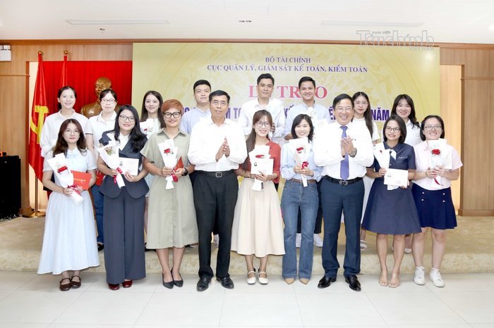 Ông Đặng Quyết Tiến - Cục trưởng Cục Quản lý giám sát kế toán, kiểm toán và ông Nguyễn Tuấn Anh - Phó Chủ tịch kiêm Tổng Thư ký VAA trao chứng chỉ cho các thí sinh.