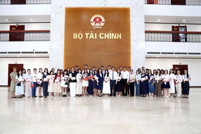 Các thí sinh và ban tổ chức, khách mời chụp ảnh lưu niệm tại buổi lễ nhận chứng chỉ kiểm toán viên, kế toán viên.