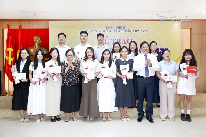 Ông Đặng Quyết Tiến - Cục trưởng Cục Quản lý giám sát kế toán, kiểm toán và bà Hà Thị Ngọc Hà - Phó Chủ tịch VACPA trao chứng chỉ cho các thí sinh.