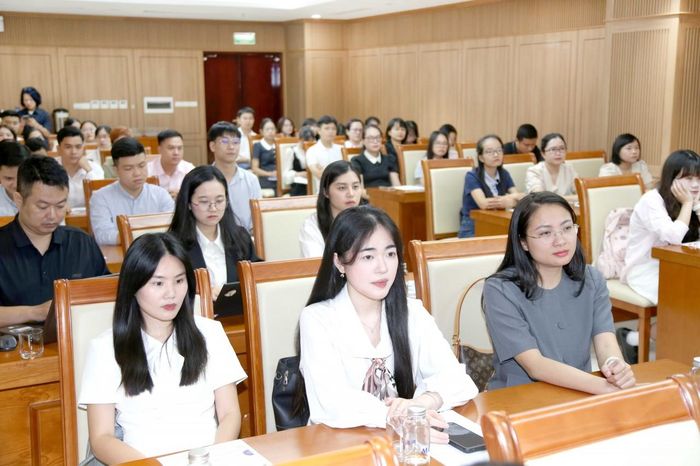 Các thí sinh nhận chứng chỉ kế toán viên, kiểm toán viên. Ảnh: Đức Minh