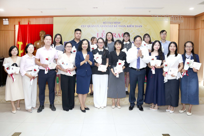 Ông Đặng Quyết Tiến - Cục trưởng Cục Quản lý giám sát kế toán, kiểm toán và bà Vũ Thị Mai - Chủ tịch VACPA trao chứng chỉ cho các thí sinh.
