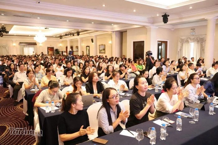 Hội nghị đã tiếp nhận hơn 70 câu hỏi, kiến nghị của doanh nghiệp về các nội dung liên quan đến lĩnh vực thuế. Ảnh: Lạc Nguyên