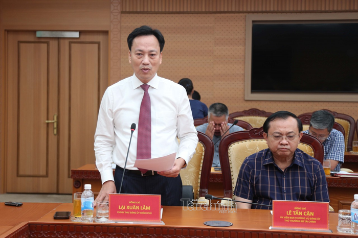 Phó Bí thư Đảng ủy Chính phủ Lại Xuân Lâm phát biểu chúc mừng. Ảnh: Đức Minh