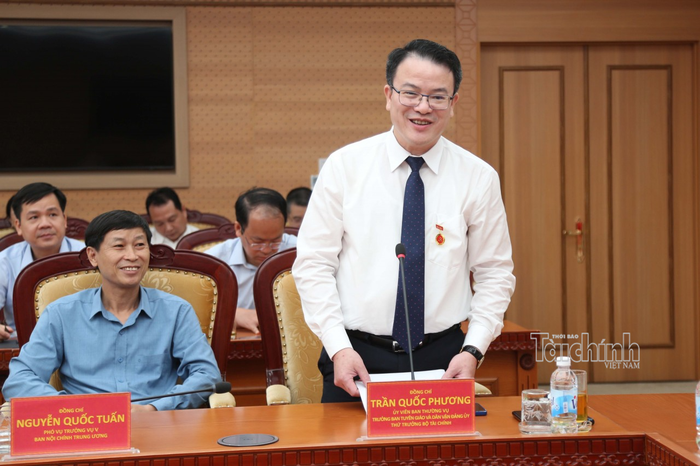 Thứ trưởng Trần Quốc Phương nhấn mạnh, Huy hiệu 30 năm tuổi Đảng không phải là điểm dừng mà là khởi đầu của một trách nhiệm mới. Ảnh: Đức Minh