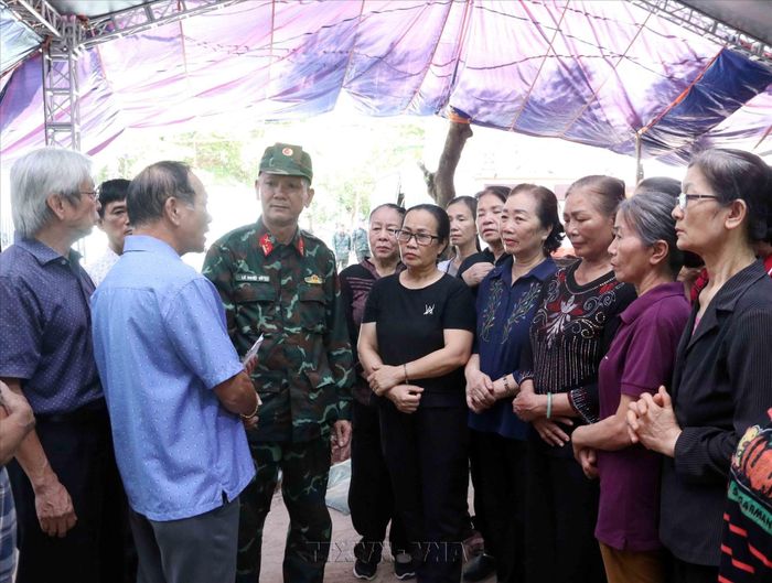 Nhân dân khu phố 17, phường Hòa Hưng- TP Hồ Chí Minh thăm hỏi, động viên lự lượng tìm kiếm, quy tập hài cốt liệt sĩ tại công viên Lê Thị Riêng. Ảnh: TTXVN.