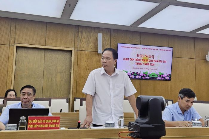 Đại diện Văn phòng HĐND thành phố cung cấp thông tin chi tiết về Kỳ họp thứ 3 (kỳ họp thường lệ giữa năm 2026) HĐND thành phố khóa XVII, nhiệm kỳ 2026 - 2031. (Ảnh haiphong.gov.vn)