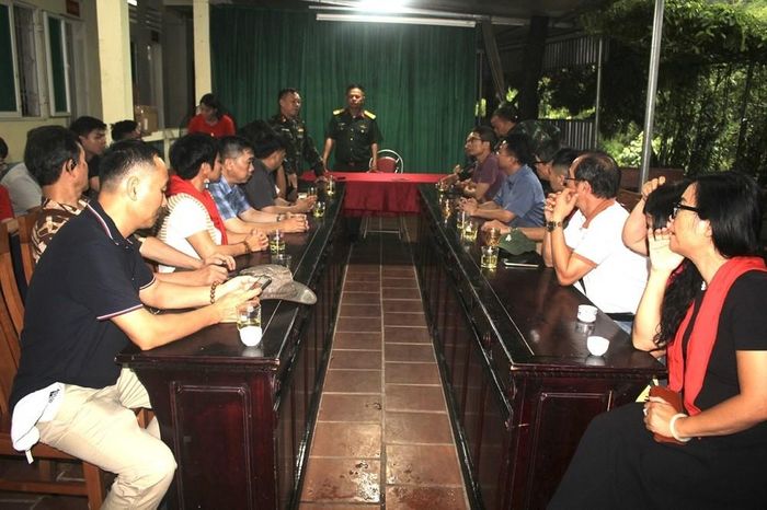 Đội Tìm kiếm, quy tập hài cốt liệt sĩ Bộ Chỉ huy Quân sự tỉnh Tuyên Quang tiếp và làm việc với đoàn Presstrip. Ảnh: Chu Minh Khôi