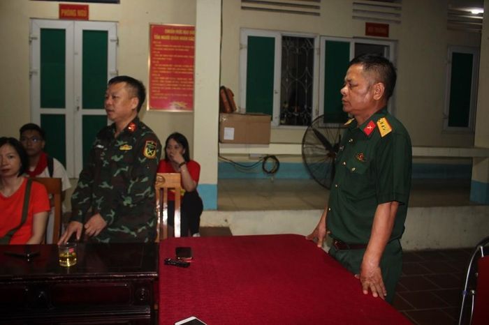 Thượng tá Trần Quang Huy chia sẻ với đoàn Presstrip. Ảnh: Chu Minh Khôi