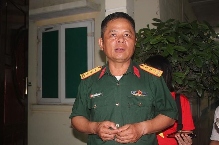 Thượng tá Nguyễn Hữu Tiệp chia sẻ về công tác rà phá bom mìn và tìm kiếm, quy tập hài cốt liệt sĩ tại mặt trận Vị Xuyên. Ảnh: Chu Minh Khôi