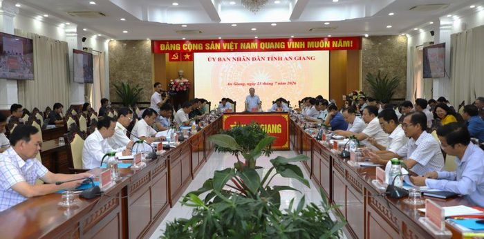 Quang cảnh cuộc họp về giải pháp và cam kết chỉ tiêu giải ngân vốn đầu tư công; thu ngân sách quý III, năm 2026. (Ảnh: Bích Thùy)