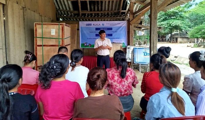 Ông Trần Đình Hiệp, Phó Giám đốc Sở Nông nghiệp và Môi trường Quảng Trị, Trưởng Ban Dự án bàn giao thiết bị cho đồng bào dân tộc thiểu số.