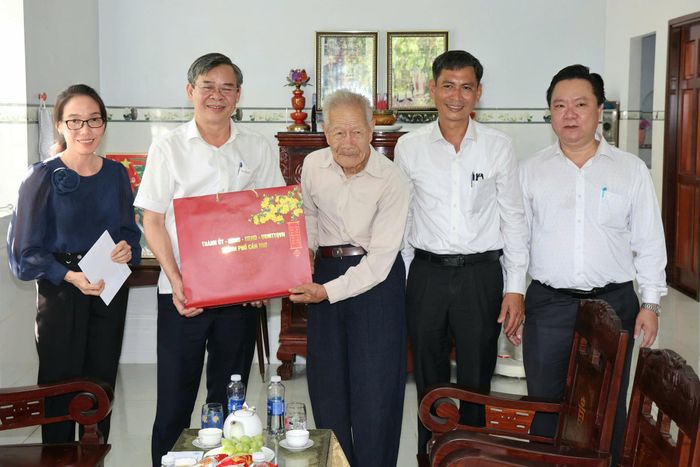 Chủ tịch UBND TP. Cần Thơ Trương Cảnh Tuyên đến thăm và tặng quà Đại tá, AHLLVT Nguyễn Văn Bửu