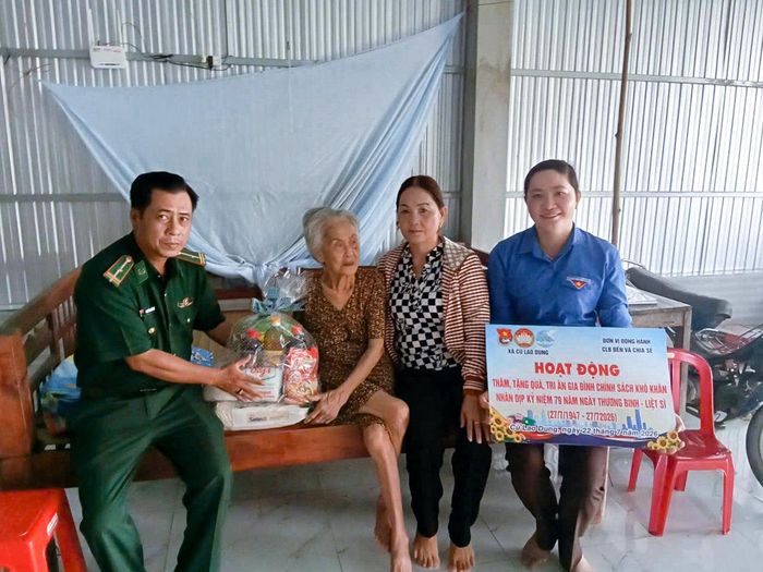 Đồn Biên phòng An Thạnh Ba phối hợp với Xã đoàn Cù Lao Dung và Hội Liên hiệp Phụ nữ xã tổ chức đến thăm, tặng quà cho các gia đình thương binh, liệt sĩ. Ảnh: Văn Long